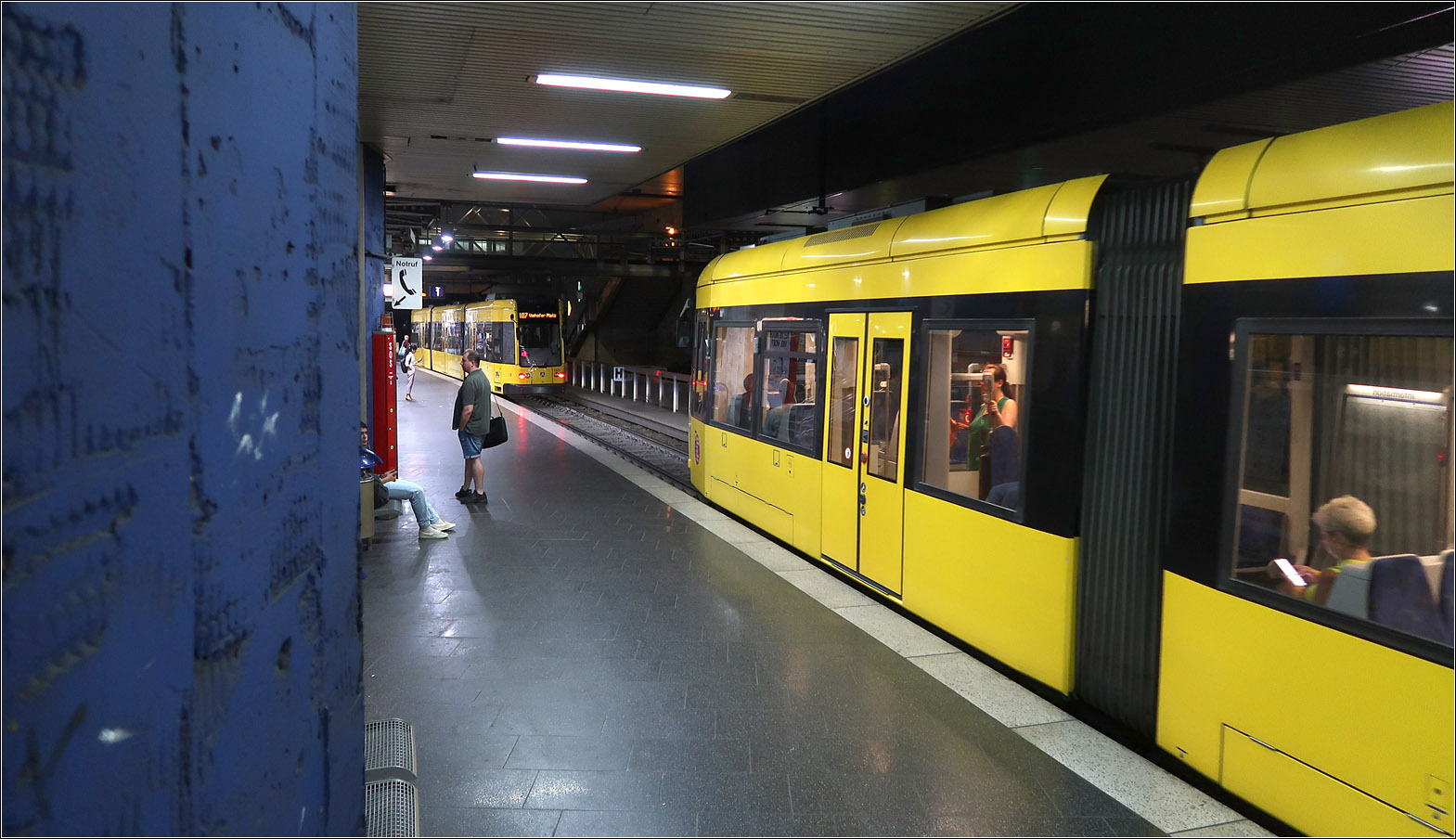 Bei U-Bahnen gibt es sowas nicht - 

... dass ein zweiter Zug in die Station einfährt, obwohl ein anderer noch am Bahnsteig steht. Im Tramteil des U-Bahnhofes Essen-Hauptbahnhof konnte ich dies beobachten. Eine einzelne Straßenbahn nimmt auch nur einen kleinen Teil der gesamten Bahnsteiglänge in Beschlag. Angehalten wird in Essen meist ganz vorne am Bahnsteig, egal auf welchem Bahnsteigende der Schwerpunkt der Ziele für die Fahrgäste liegt.

23.08.2023 (M)


