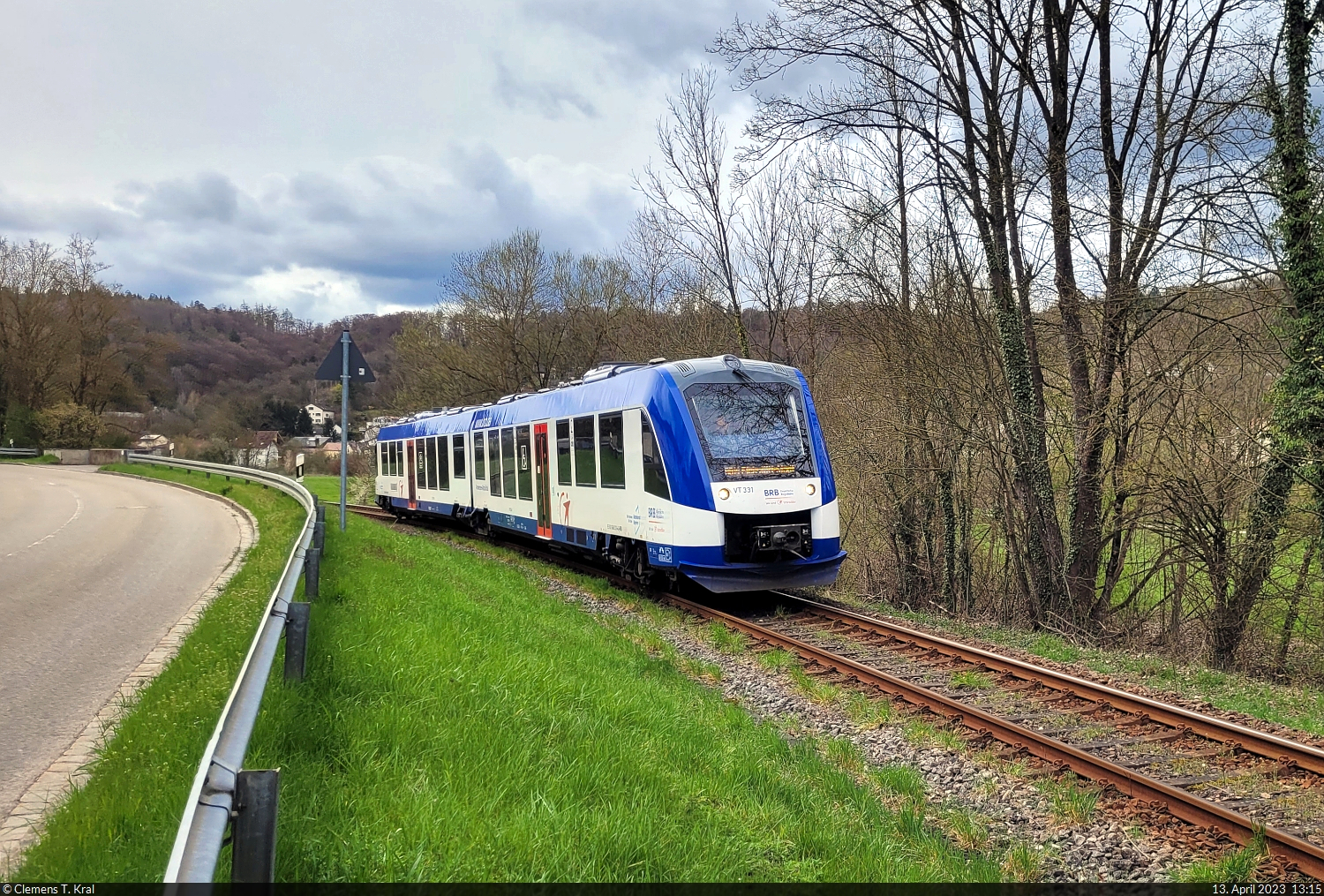 Bei einer Wanderung rund um Eichstätt schlossen sich auf Höhe der Schlagbrücke gerade die Schranken und 1648 331-4 (VT 331 | Alstom Coradia LINT 41) kam zum Vorschein.

🧰 Bayerische Regiobahn GmbH (BRB)
🚝 RB 84058 (RB14) Eichstätt Bahnhof–Eichstätt Stadt
🕓 13.4.2023 | 13:15 Uhr