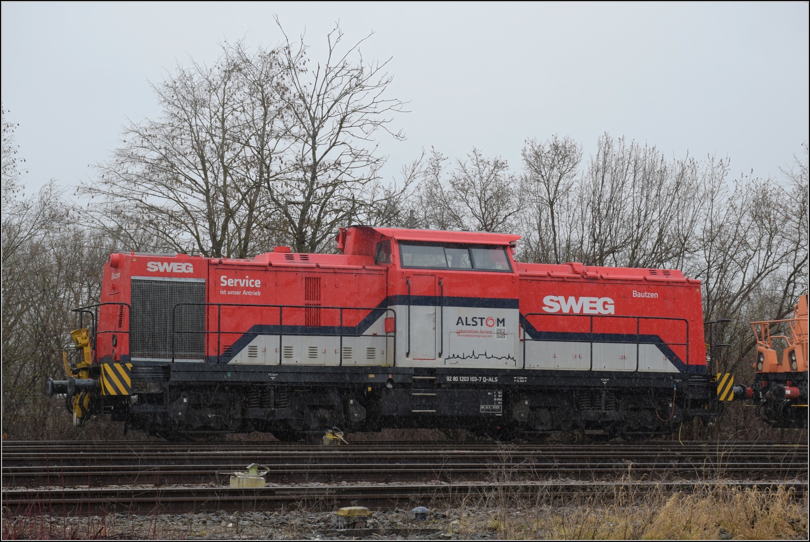 Beifang in Mengen: Die von Alstom modernisierte 203 103  für die HzL  im Bahnhof Mengen. Januar 2024.