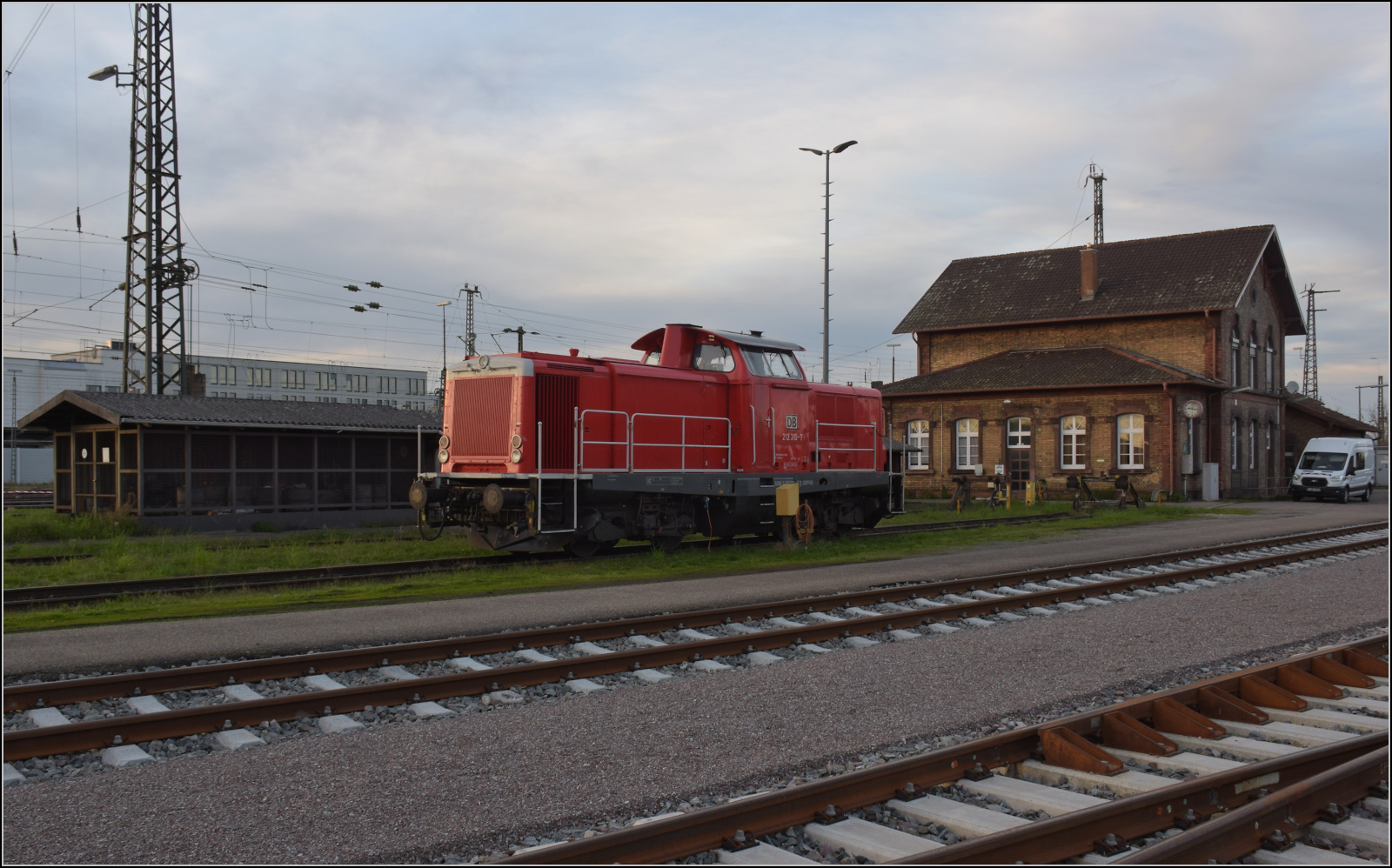 Beifang in Offenburg. Die schmucke 212 310 ist gut sichtbar abgestellt. März 2024.