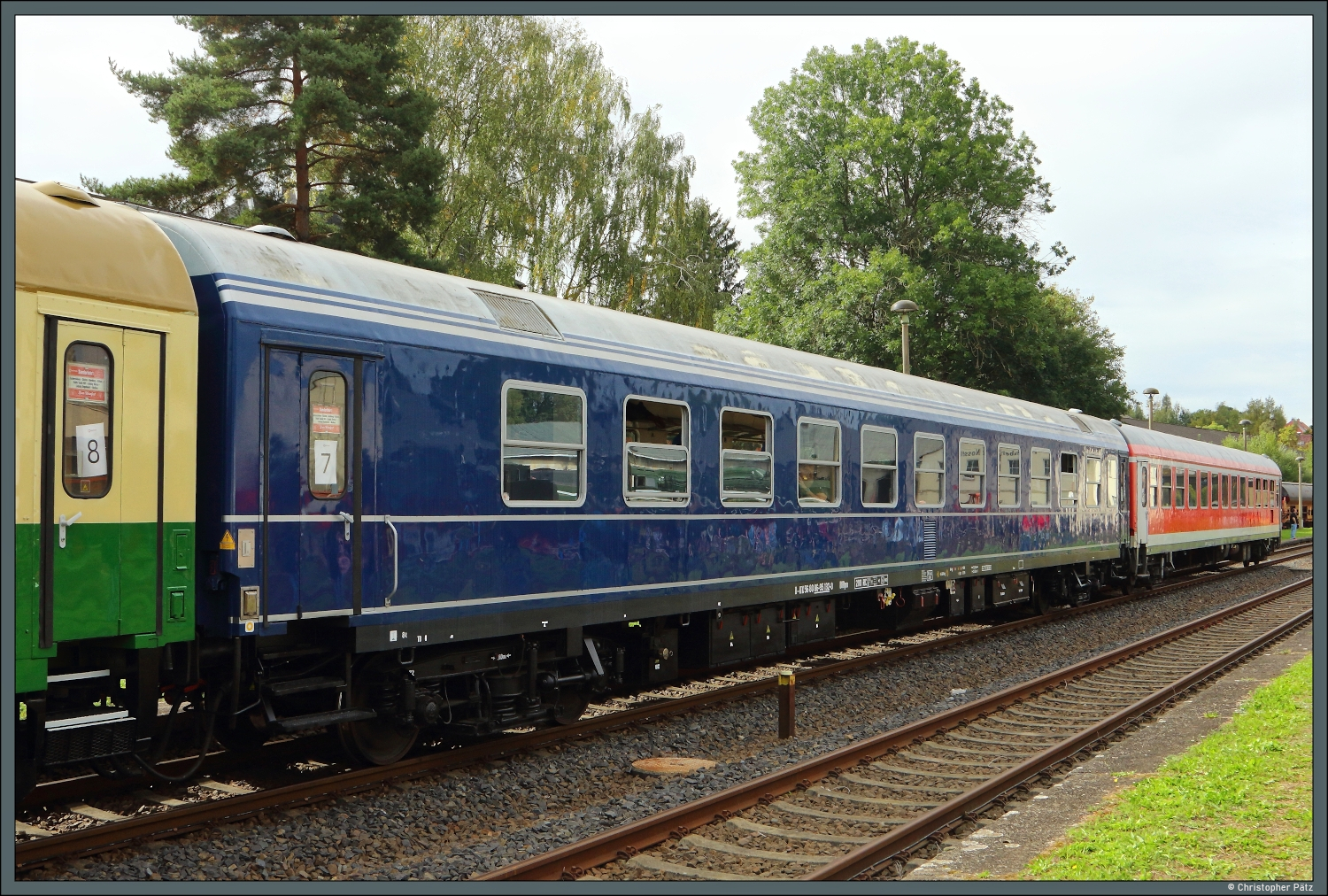 Beim Bistrowagen BRDpm 56 80 86-95 132-0 der Intertourex handelt es sich um einen der vier ehemaligen Alex-Treff-Wagen, die 2003 f�r den Allg�u-Express umgebaut wurden. Am 19.09.2026 ist der Wagen in den Intertourex-Sonderzug nach Mei�en eingereiht und konnte in Nossen neben zwei ehemaligen Interregio-Wagen fotografiert werden.