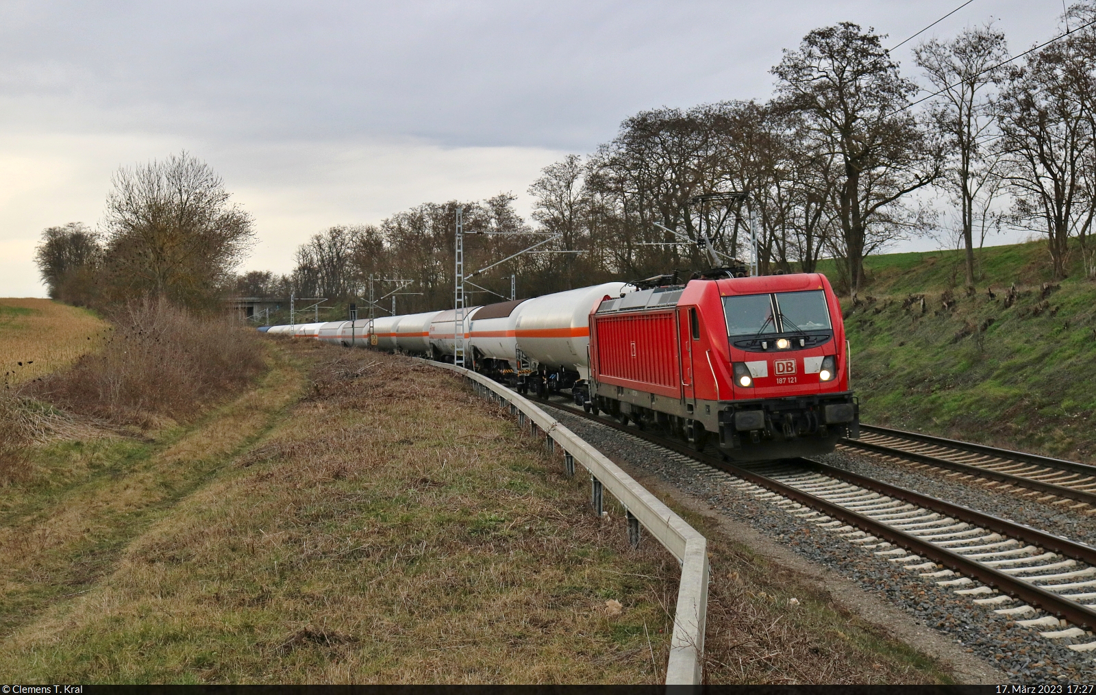 Beim Eindunkeln fegt 187 121-9 mit Kesselwagen durch den Hp Zscherben Richtung Halle Rosengarten.

🧰 DB Cargo
🕓 17.3.2023 | 17:27 Uhr