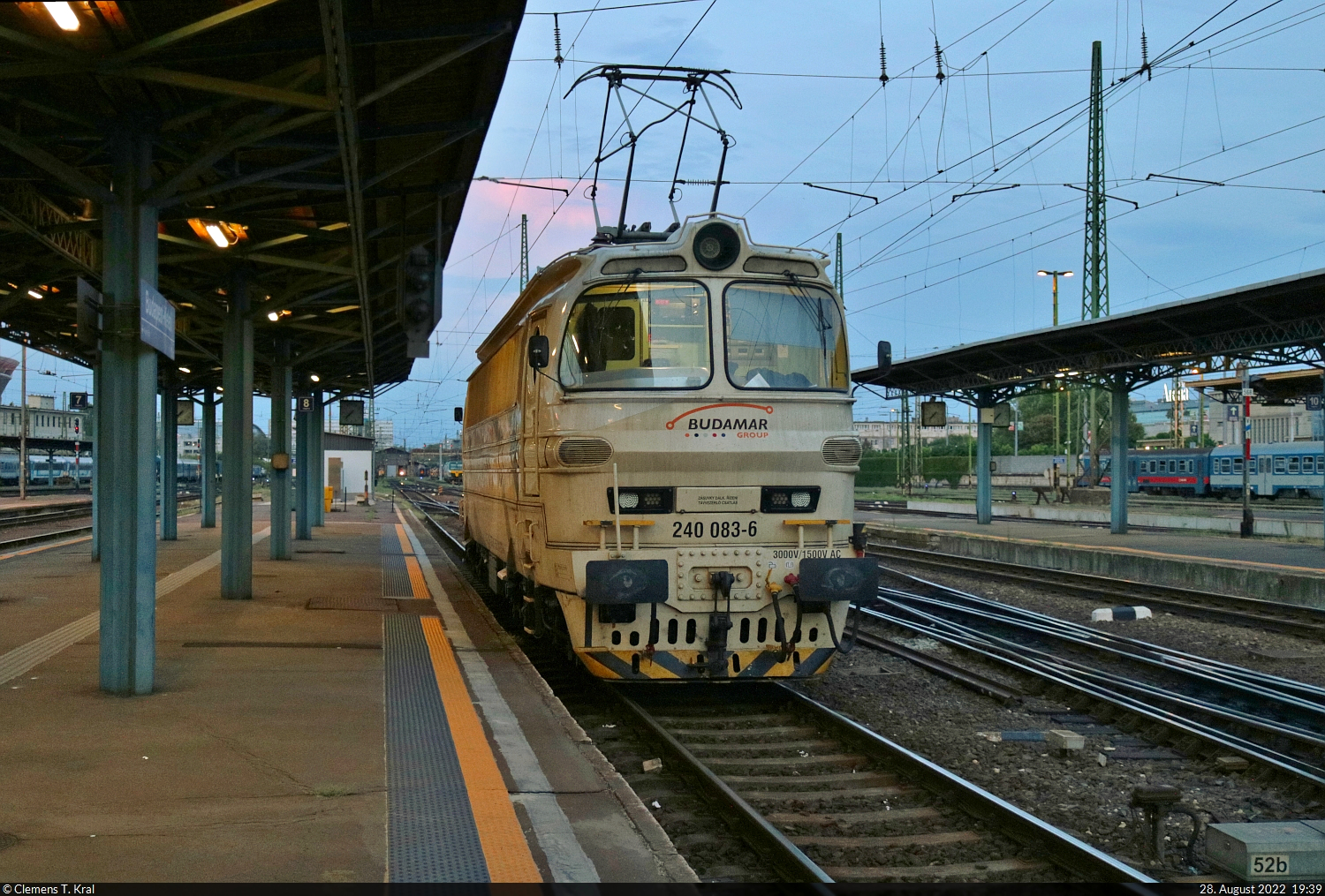 Beim Einpacken der Kamera zeigte sich in Budapest-Keleti pu (HU) noch 240 083-6, die auf Gleis 8 rangierte und den Bahnsteig kurze Zeit später wieder verlassen hatte. Die Aufnahme entstand beim Anfahren.

🧰 LOKORAIL, a.s., im Einsatz für Bulk Transshipment Slovakia, a.s.
🕓 28.8.2022 | 19:39 Uhr