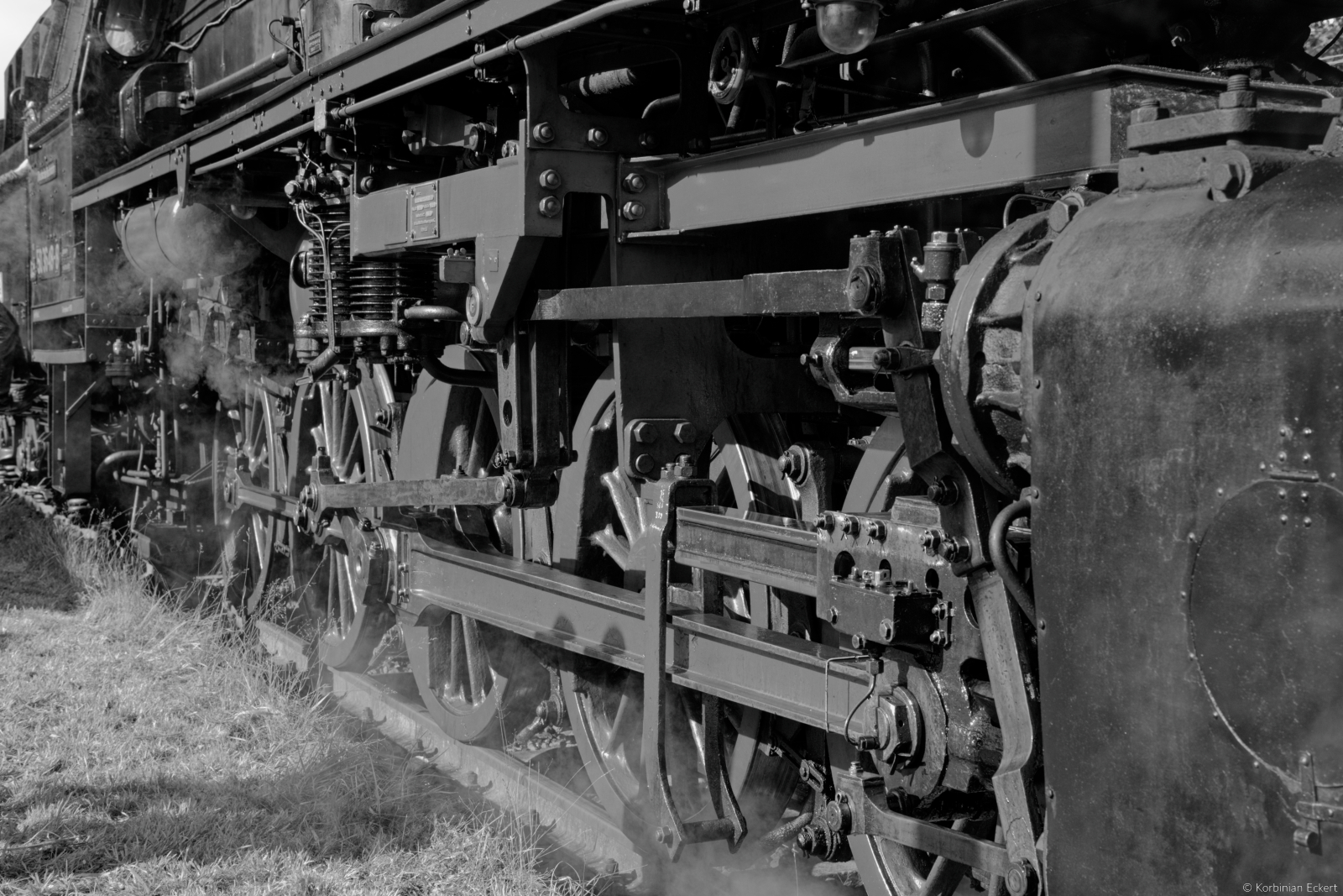 Beim Halt in Gunzen konnten einige Stimmungsbilder von 50 3648 des Sächsischen Eisenbahnmuseum gemacht werden - das Fahrwerk der Reko 50er, 16.10.2021