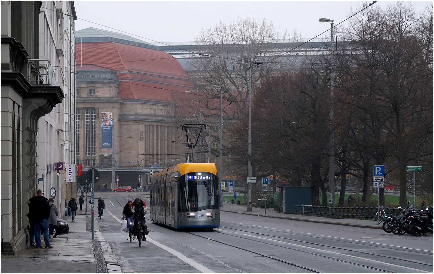 Beim Leipziger Hauptbahnhof - 

Von der Haltestelle Hauptbahnhof kommend durchfährt NGT10 XL-Wagen 1028 die Goethestraße in Richtung Augustusplatz. Im Hintergrund der Hauptbahnhof.

20.04.2023 (M)