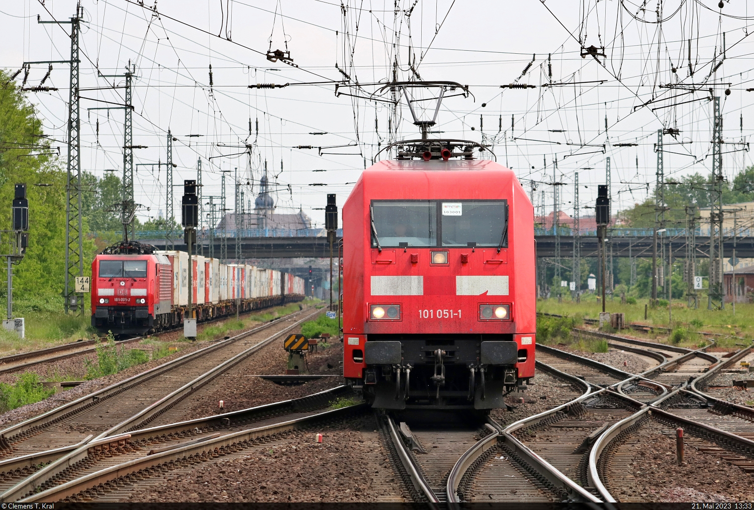 Beinahe wäre es in Magdeburg-Sudenburg zu einer 101er-Parallelfahrt gekommen. Der Partyzug vom Flughafen Leipzig/Halle mit der privaten 101 051-1 befand sich auf dem Rückweg ins Ruhrgebiet und musste aufs Gegengleis, um sich von einem IC mit der DB-Europa-Lok 101 057-8 überholen zu lassen. Die Vorbeifahrt beider Züge, die vom Bahnsteigende mit viel Tele verfolgt wurde, lag um eine Minute auseinander. Derweil steht noch immer 189 005-2 im Boxenstopp.

🧰 Train Charter Services B.V. (TCS) | Euro-Express Sonderzüge GmbH & Co. KG für Müller-Touristik GmbH & Co. KG
🕓 21.5.2023 | 13:33 Uhr