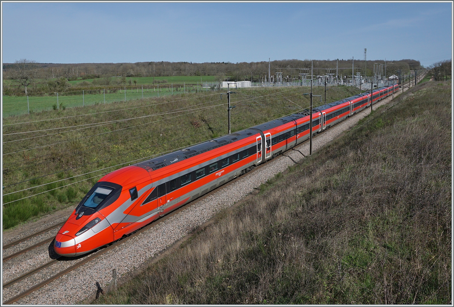  Bella Italia  mitten in Frankreich und dies sehr schnell: Mit gegen 300 km/h flitzt der FS Trenitalia ETR 400 030 als Frecciarossa FR 6647 von Paris Gare de Lyon (9:30) nach Lyon Perrache (an 11:48) bei Saint-Émiland über die Hochgeschwindigkeitsstrecke LGV. 

6. April 2024