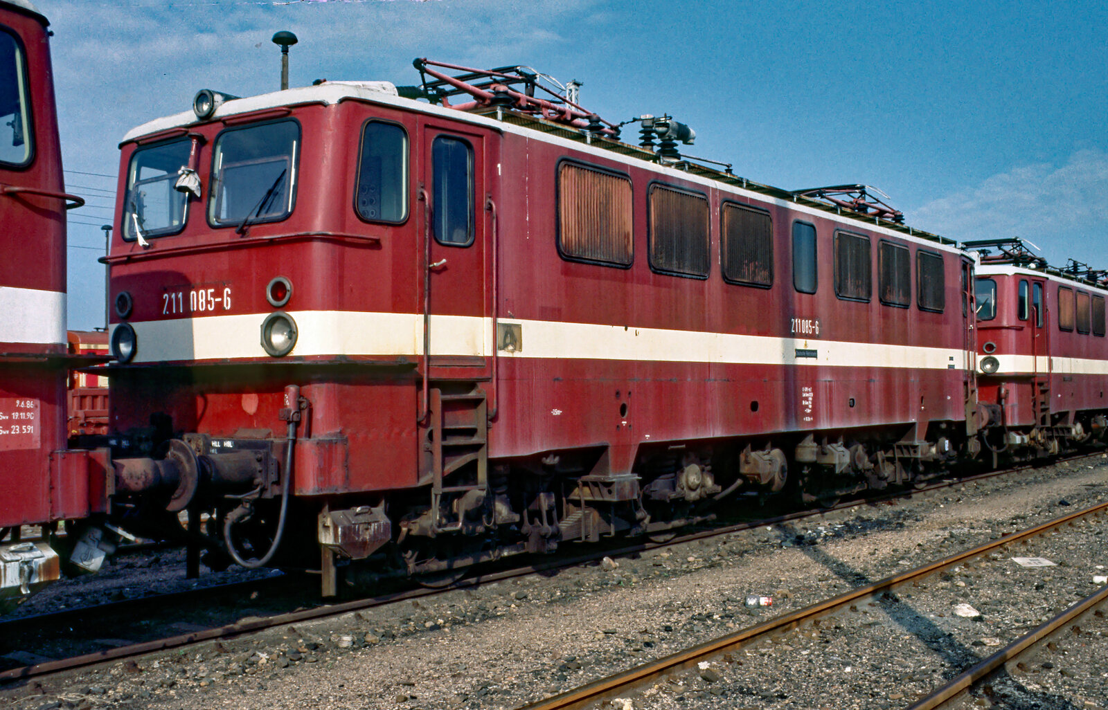 Bereits ausgemustert war die DR-Lok 211 085 am ß7-ß0-2994 i, Bw. Berlin-Schöneweide.