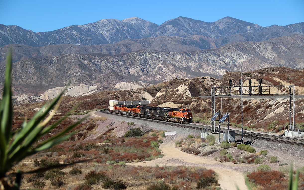 Bereits kommt der nächste Containerzug mit sechs Loks, zwei davon von der 'Norfolk Southern', diesmal auf dem linken Gleis. Cajon Pass, CA, 21.9.2022