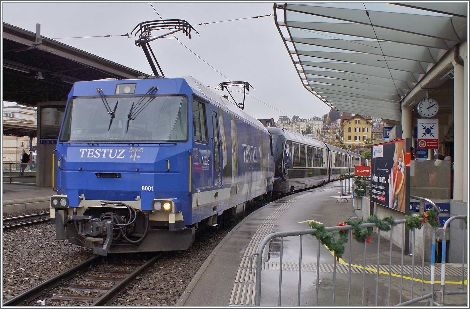 Bereits zwei Tage vor dem Fahrplanwechsel stand die MOB Ge 4/4 8001 mit ihrem GoldenPass Express in Montreux. 

9. Dezember 2022