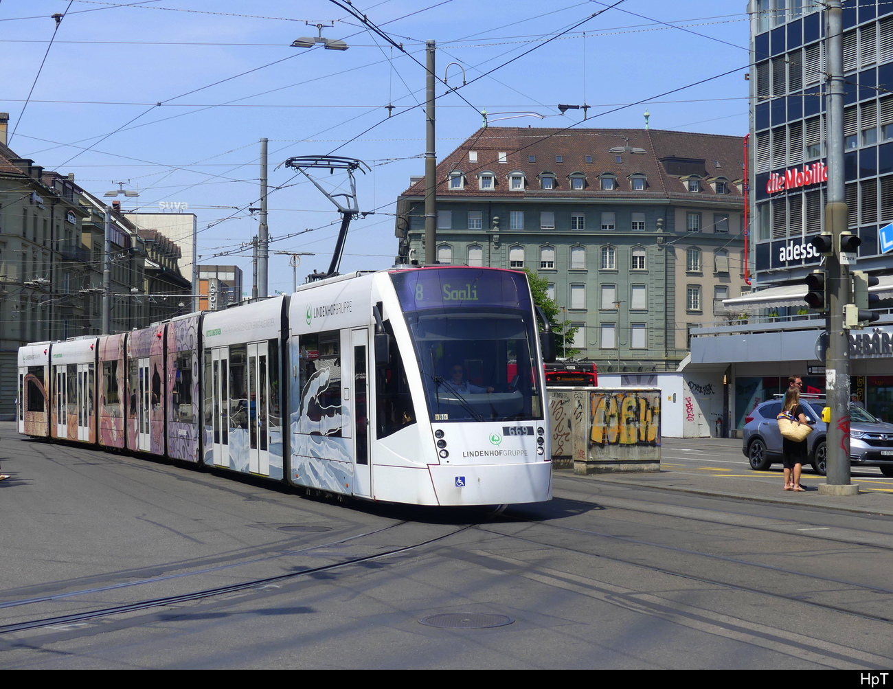 Bern Mobil - Be 6/8  669 mit Werbung unterwegs in der Stadt Bern am 17.06.2023