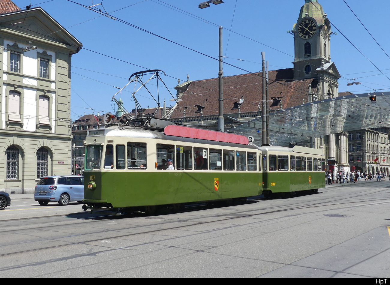 Bern Mobil - Oldtimer Be 4/4 107 mit Beiwagen B 337 unterwegs in der Stadt Bern am 25.06.2023