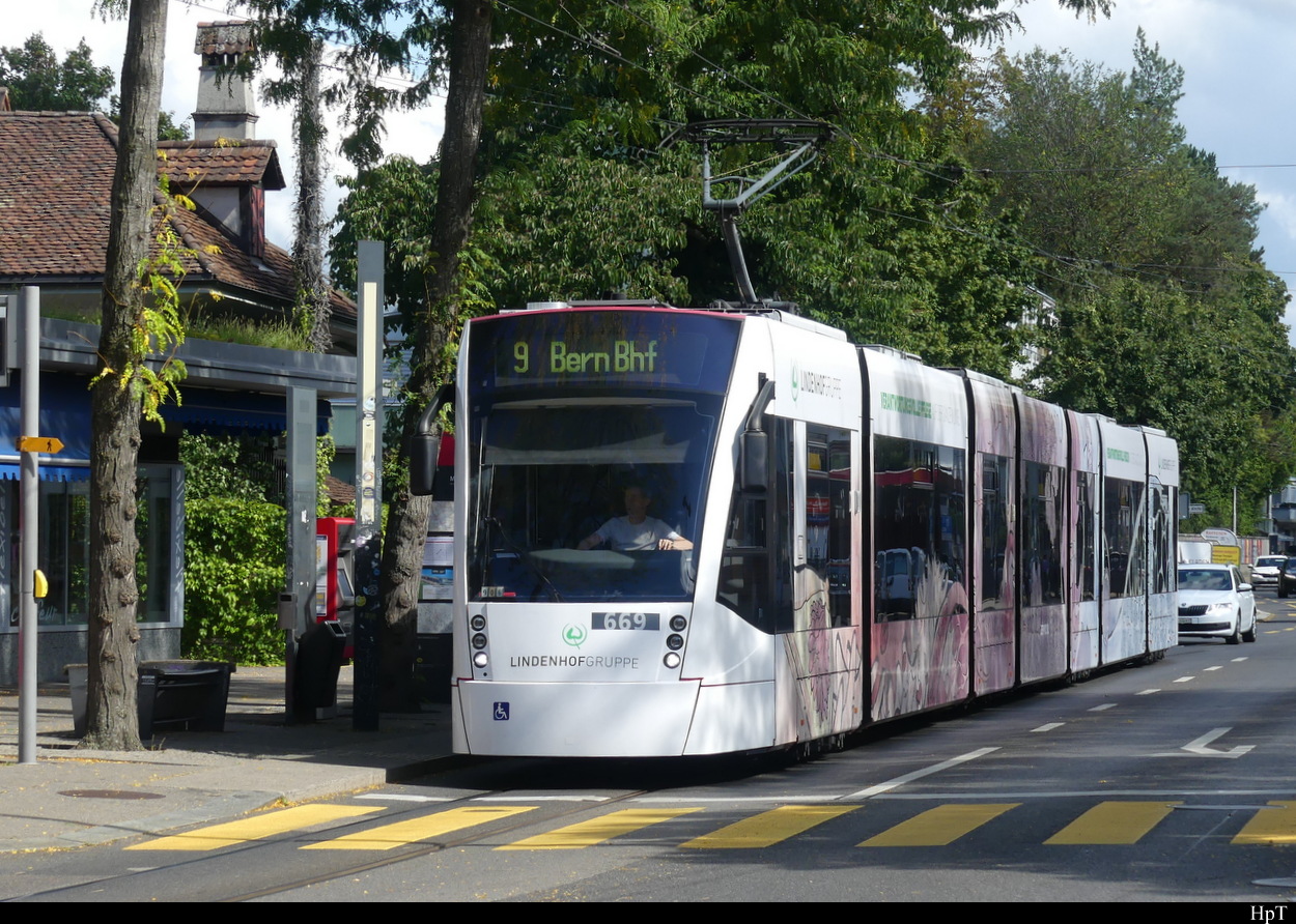 Bern Mobil - Tram Be 6/8  669 unterwegs auf der Linie 9 in Wabern am 31.08.2022