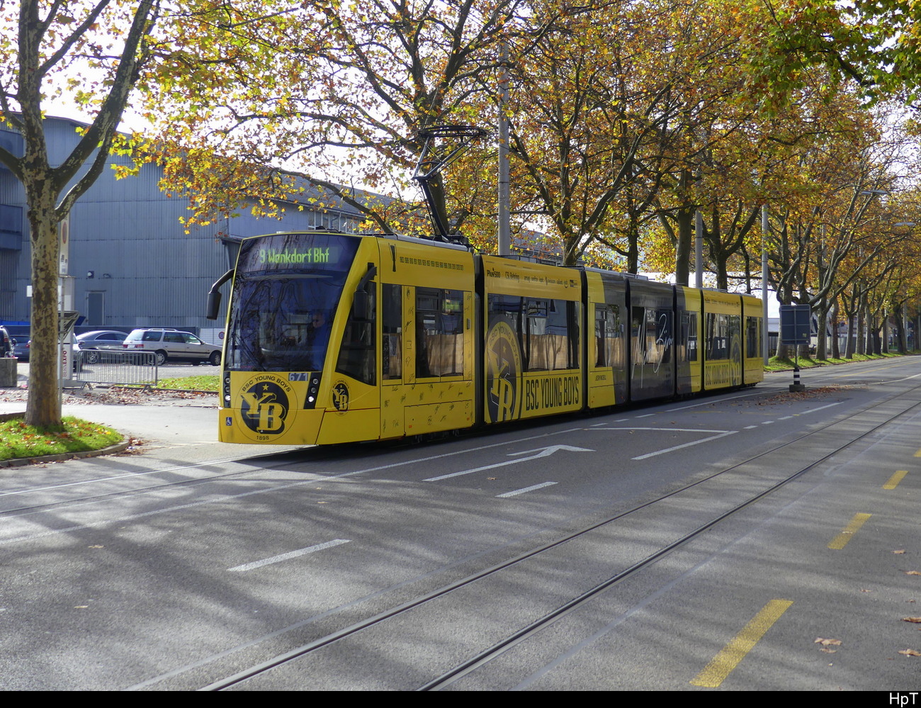 Bern Mobil - Tram  Be 6/8  671 unterwegs auf der Linie 9 in der Stadt Bern am 06.11.2022