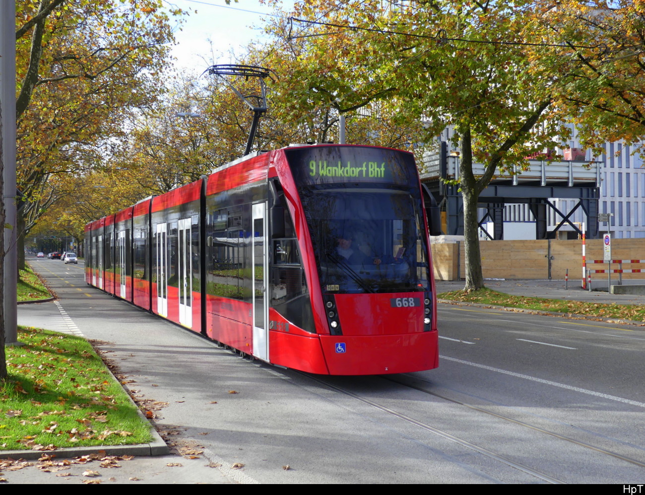 Bern Mobil - Tram Be 6/8 668 unterwegs auf der Linie 9 in der Stadt Bern am 06.11.2022