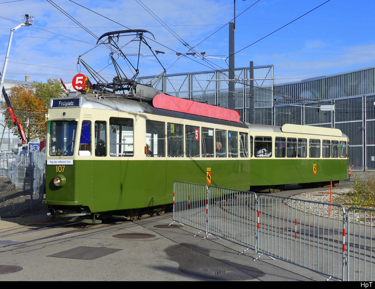 Bern Mobil - Tram Be 4/4 107 mit Beiwagen B 337 unterwegs als Shuttle von der Haltestelle Bern Wankdorf bis zum Depot Bolligenstrasse und wieder zurück zur Haltestelle Bern Wankdorf - Hier vor dem Bern Mobil Depot an der Bolligenstrasse am 28.10.2023