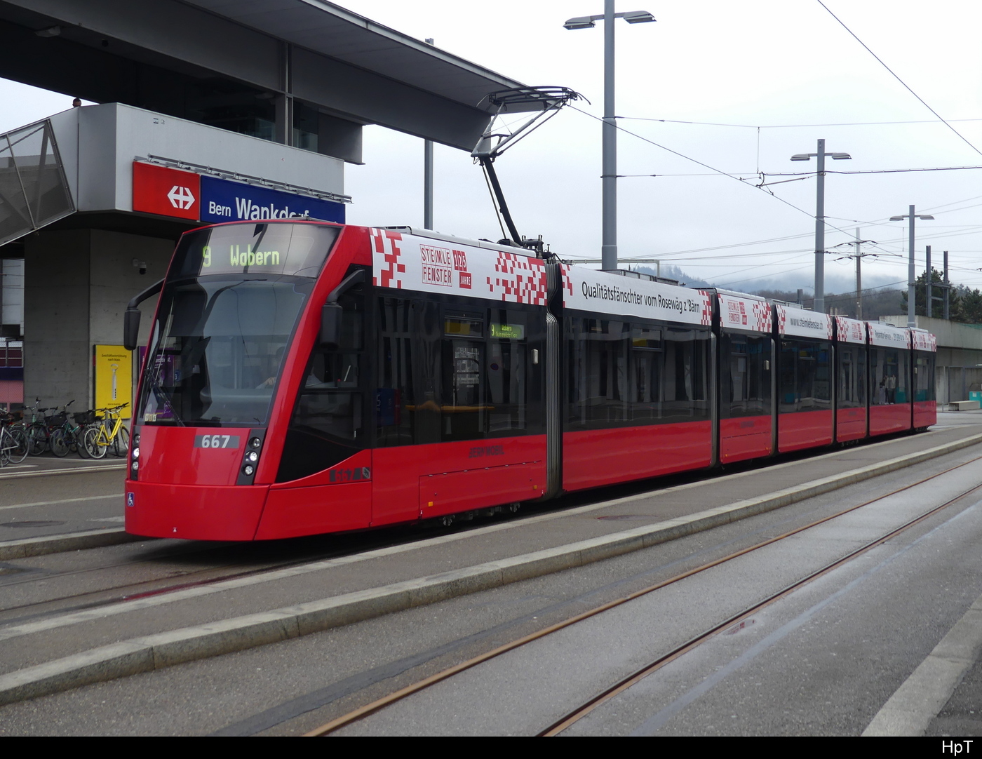 Bern Mobil - Tram Be 6/8 667 unterwegs auf der Linie 9 bei der Endhaltestelle Bern Wankdorf am 27.01.2024