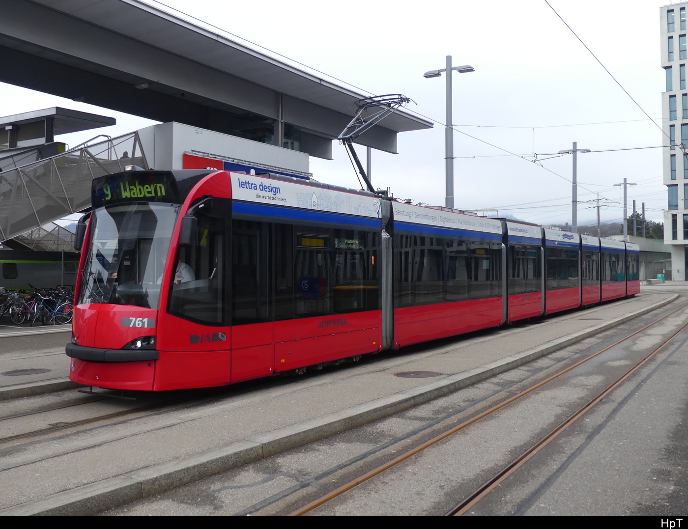 Bern Mobil - Tram Be 6/8  761 unterwegs auf der Linie 9 bei der Endhaltestelle Bern Wankdorf am 27.01.2024