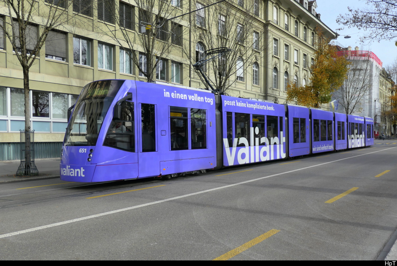 Bern Mobil - Tram Be 6/8  651 mit Werbung unterwegs auf der Linie 9 in der Stadt Bern am 14.11.2025