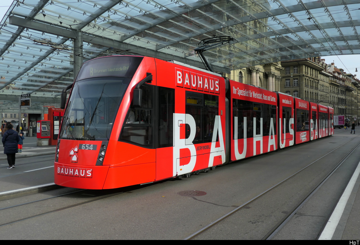 Bern Mobil - Tram Be 6/8 654 mit Werbung unterwegs auf der Linie 8 in der Stadt Bern am 14.11.2025