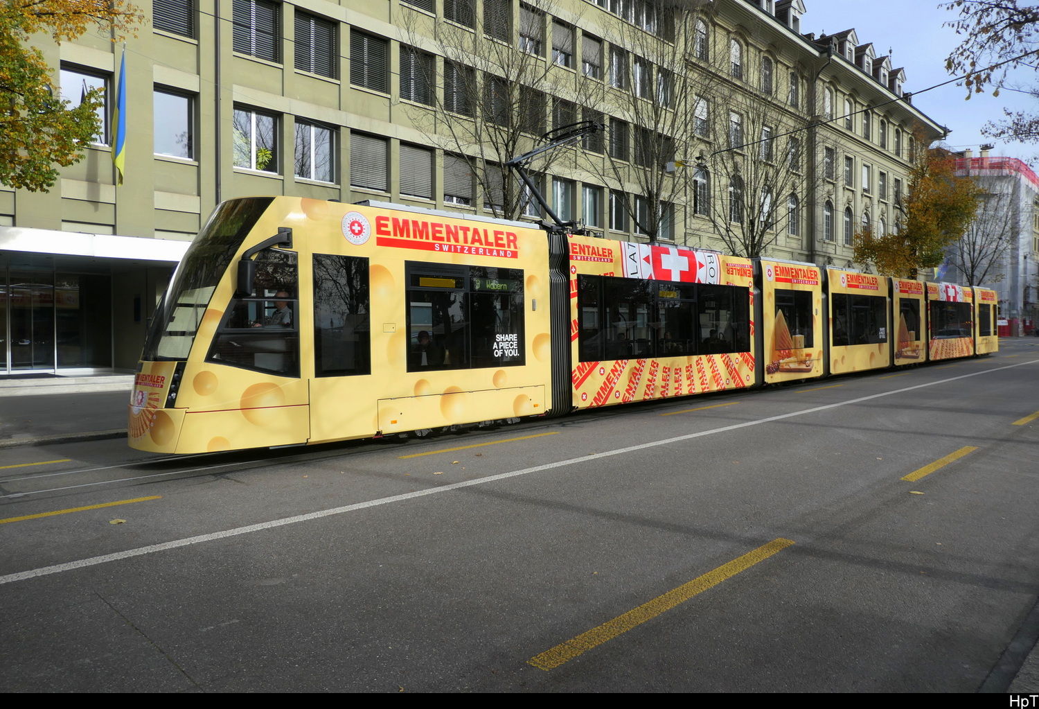 Bern Mobil - Tram Be 6/8 659 mit Werbung unterwegs auf der Linie 9 in der Stadt Bern am 14.11.2025