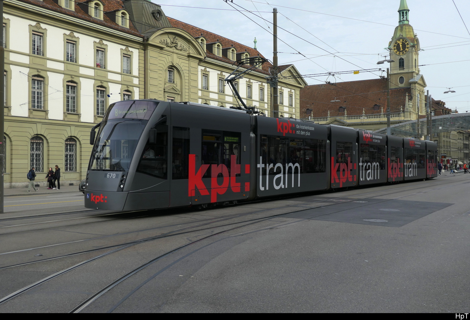 Bern Mobil - Tram Be 6/8 670 mit Werbung unterwegs auf der Linie 8 in der Stadt Bern am 14.11.2025
