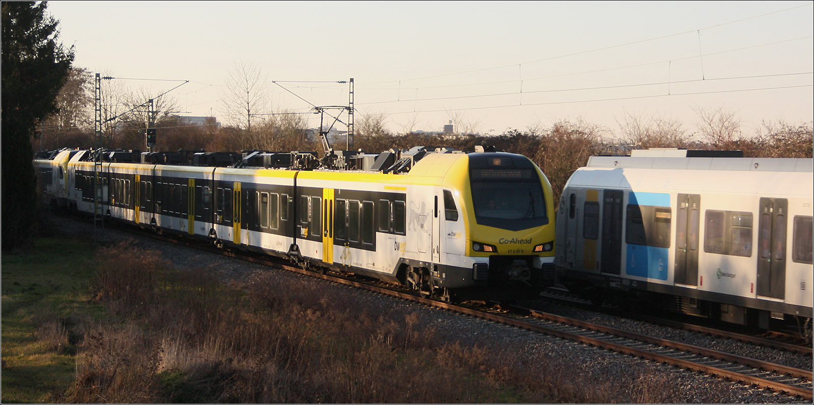 Berührung - Episoden einer Zugbegegnung -

Der Flirtkopf-Schatten fällt auf die S-Bahn.

Ein S-Bahnzug der Linie S2 begegnet einem Flirt-3 Triebzug auf der Remsbahn bei Weinstadt-Endersbach.

13.02.2023 (M)