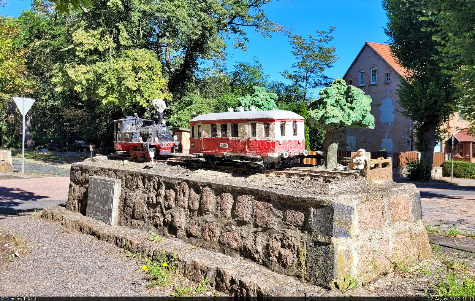 Beton-Modellbahn in Gerbstedt
Dieses Modell zeigt einen unbekannten Triebwagen als  erster Zug nach Friedeburg  und die Lok 5b 1899 der ehemaligen Halle-Hettstedter-Eisenbahn (HHE).

🧰 Verein Freunde der Halle-Hettstedter-Eisenbahn e.V.
🕓 7.8.2022 | 10:13 Uhr