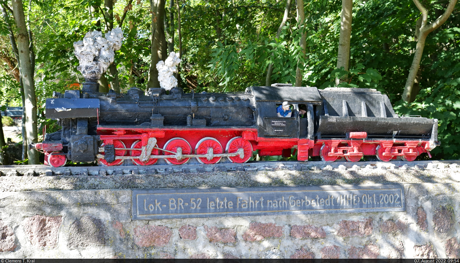 Beton-Modellbahn in Gerbstedt
In Erinnerung an die letzte Fahrt von Hettstedt nach Gerbstedt im Oktober 2002 wurde diese Nachbildung einer 52er-Dampflok aufgestellt. Ob damals – wie angeschrieben – die 52 8184-5 eingesetzt war, die heute den Eisenbahnfreunden Traditionsbahnbetriebswerk Staßfurt e.V. gehört, bleibt wohl Geheimnis bzw. Fantasie des Schöpfers.

🧰 Verein Freunde der Halle-Hettstedter-Eisenbahn e.V.
🕓 7.8.2022 | 9:54 Uhr