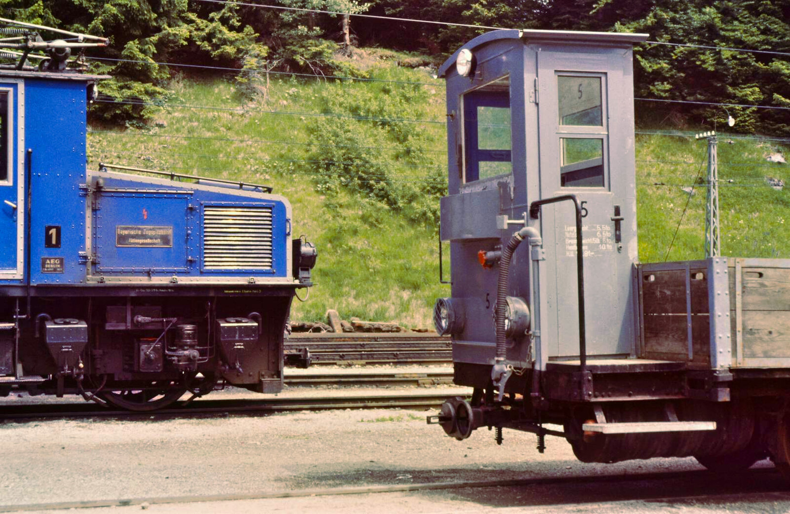 Betriebswerk Grainau: Schon 1984 waren das zwei Relikte aus weit entfernten Bahnzeiten, Tallokomotive 1 und ein Gw der Bayerischen Zugspitzbahn (Sommer 1984)