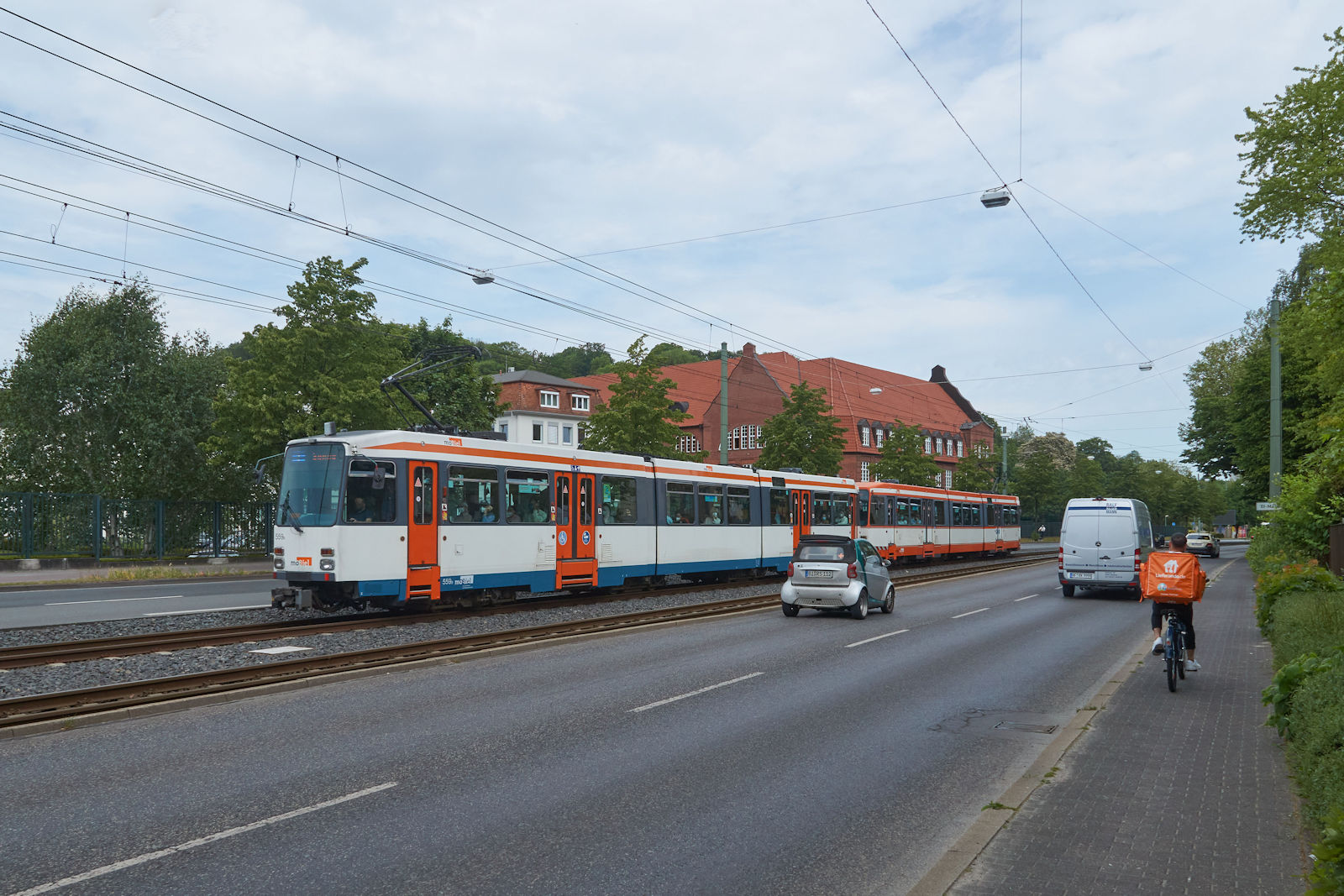 Bielefeld ist fr Dr. Oetker bekannt. Am Werksgelnde fhrt die Stadtbahn in Richtung Senne vorbei. Am 16.05.2022 war M8C 559 und ein weiterer, unbekannt gebliebener M8C auf dem Weg von Schildesche nach Senne und fuhr am Werk in Brackwede vorbei.