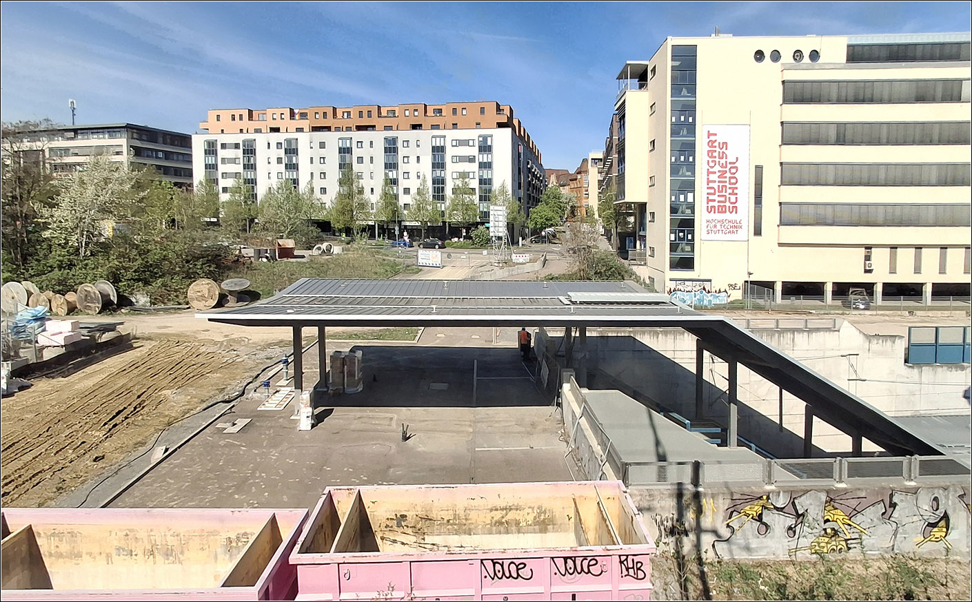 Bislang kein Halt - 

... der S-Bahn an der Mittnachtstraße in Stuttgart-Nord. Der Südausgang der zukünftigen Station von einem Zug der S4 aus gesehen.

17.04.2026 (M)