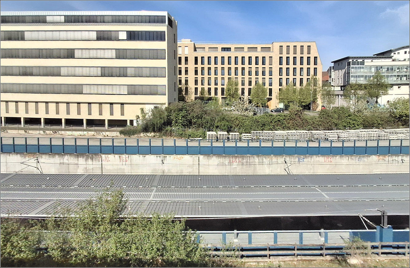 Bislang kein Halt - 

... an der Mittnachtstraße. Die neue S-Bahnstation liegt in einfacher Tieflage in einem Betontrog mit unspektakuläer Überdach. Im Gegensatz zum neuen Tiefbahnhof hat man sich scheinbar auf das Nötigste beschränkt. Die kahlen Betonwände sind heute schon Ziel der Sprayer.

So gesehen bei der Vorbeifahrt mit einer Bahn der Linie S4.

18.04.2026.