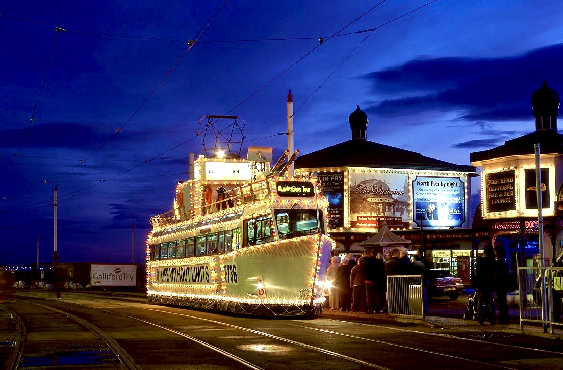 Blackpool 736, North Promenade, 07.09.2010.


Blackpool Tw 736 startet eine abendliche Rundfahrt während der Illuminations, North Promenade, 07.09.2010.