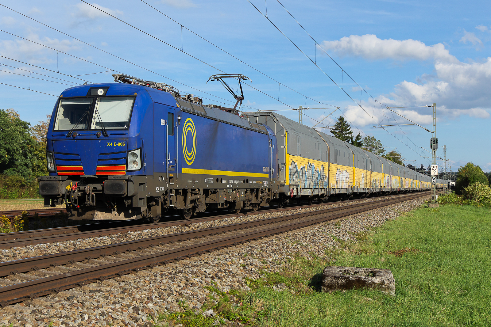 Blaue 193 806-5 von Beacon Rail   X4 E-806   mit Garagen am 17/9/26 bei Eglharting.