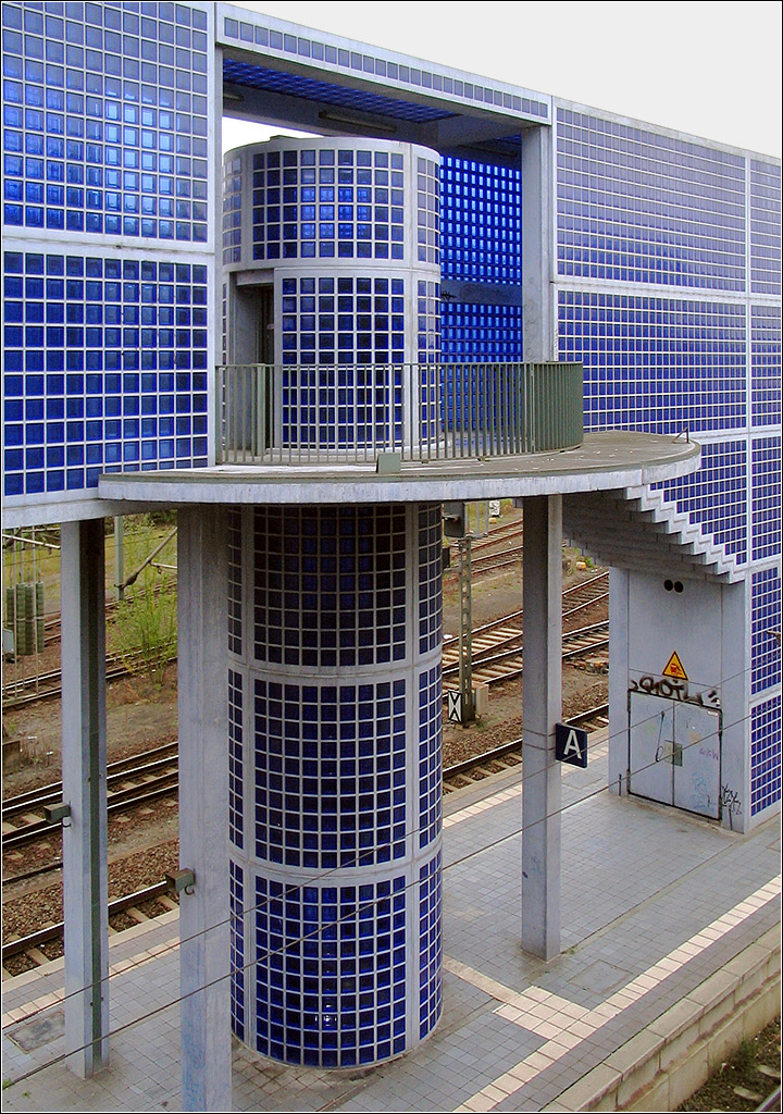 Blaue Glasbausteine - 

Au�enansicht des Bahnsteigzuganges am S-Bahnhof Hannover-Nordstadt. Das Bauwerk verbindet den Gehsteig der Stra�enbr�cke �ber die Bahnanlagen mit dem S-Bahnsteig. F�r Umsteiger wurde auf der Br�cke ein Halt (von der Stra�e aus) f�r die Stadtbahn eingerichtet. 

02.11.2006 (J)
