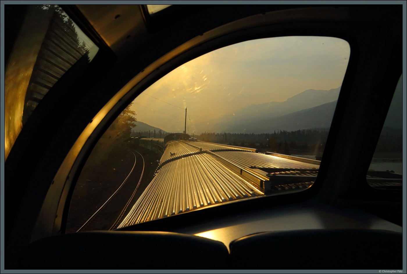 Blick aus dem Aussichtswagen (Domecar) des  Canadian  auf den Zug und die Rocky Mountains am Moose Lake. (18.10.2022)