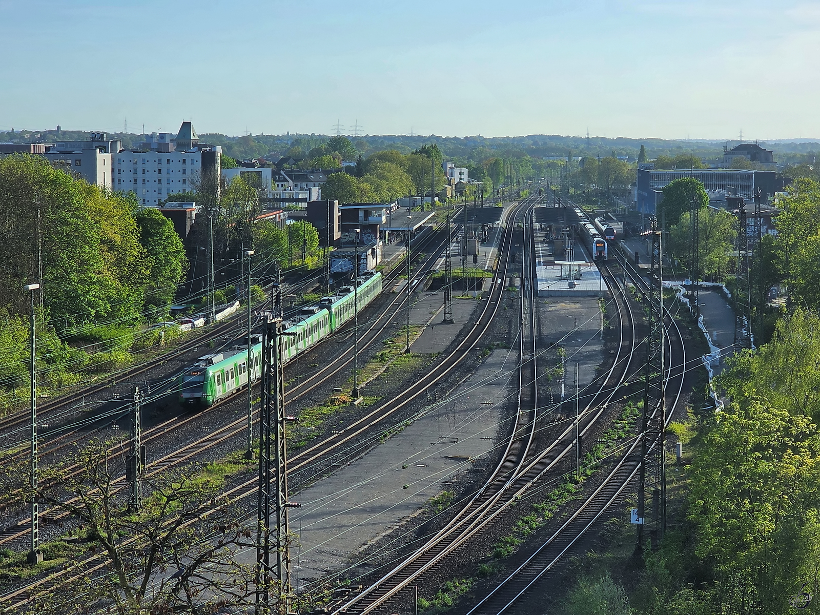 Blick aus dem obersten Stockwerk des Sudhauses der Moritz Fiege Brauerei auf den Bahnsteigbereich des Hauptbahnhofes in Bochum. (April 2026)