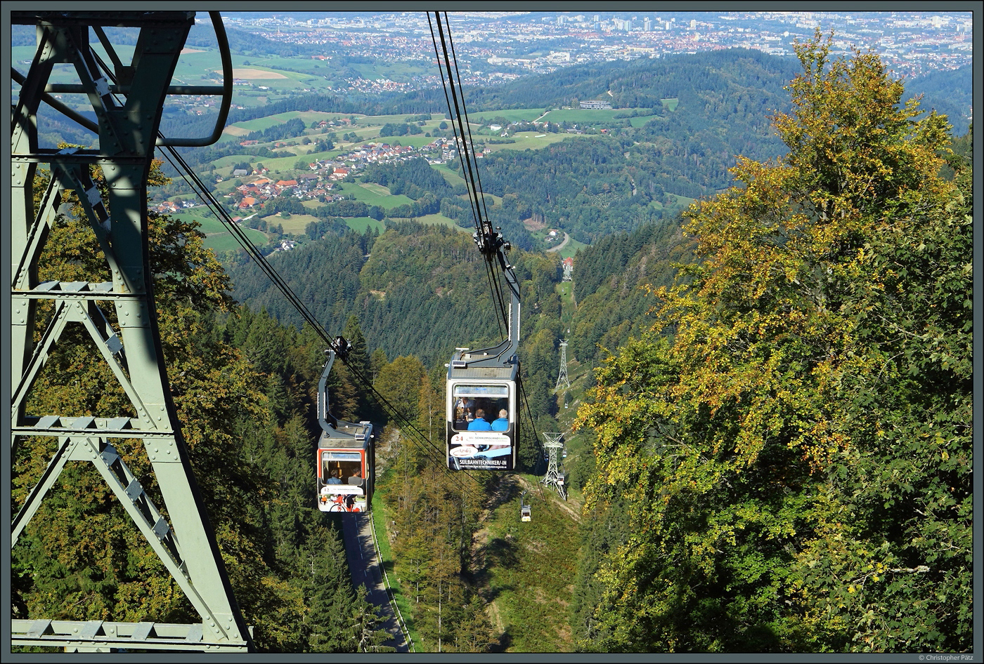 Blick von der Bergstation der Schauinslandbahn auf die Talstation und Freiburg. Sie ist mit 3,5 km Länge die längste Umlaufseilbahn Deutschlands. (29.09.2023)