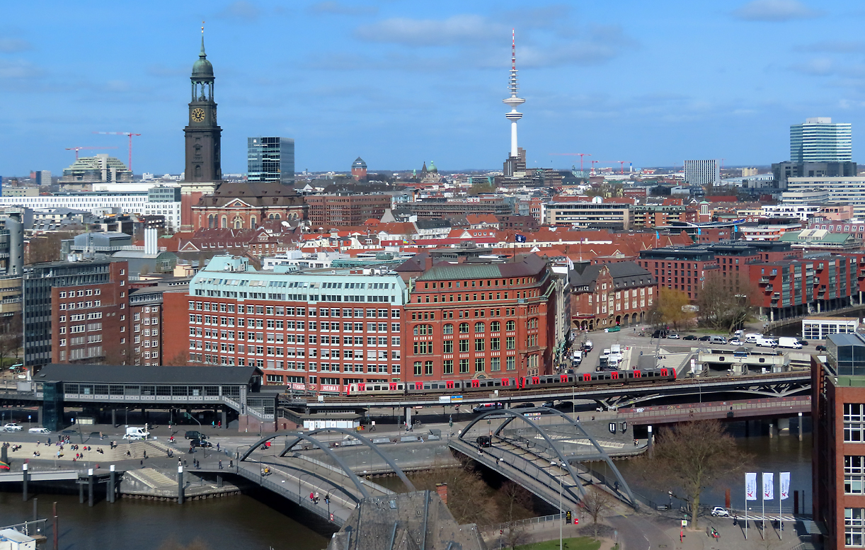 Blick von der Elbphilharmonie auf die Station Baumwall und die U-Bahn-Linie 3. Hamburg, 29.3.2022