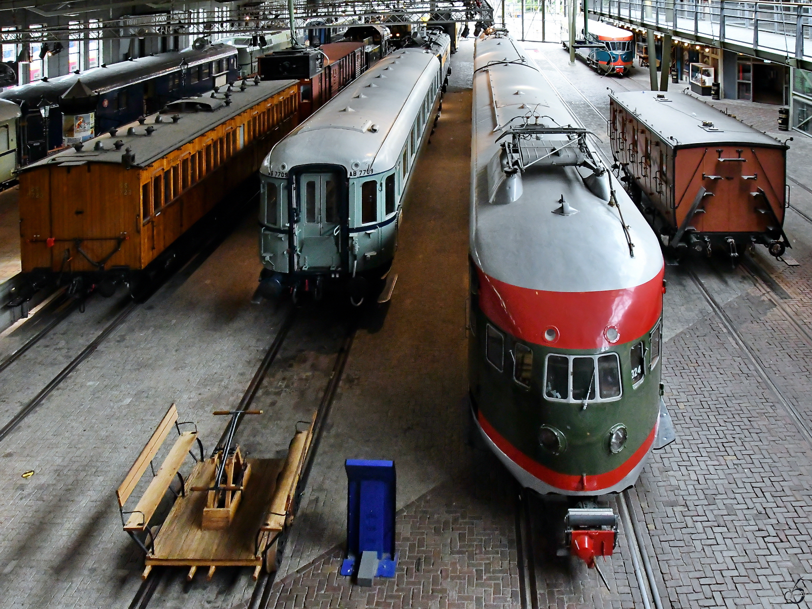 Blick in die Haupthalle des Eisenbahnmuseums in Utrecht, links mit den Personenwagen SSC 723 & AB 7709, dem Mat´36-Elektrotriebzug 252 und dem Personenwagen SSC 218 auf der rechten Seite. (September 2026)
