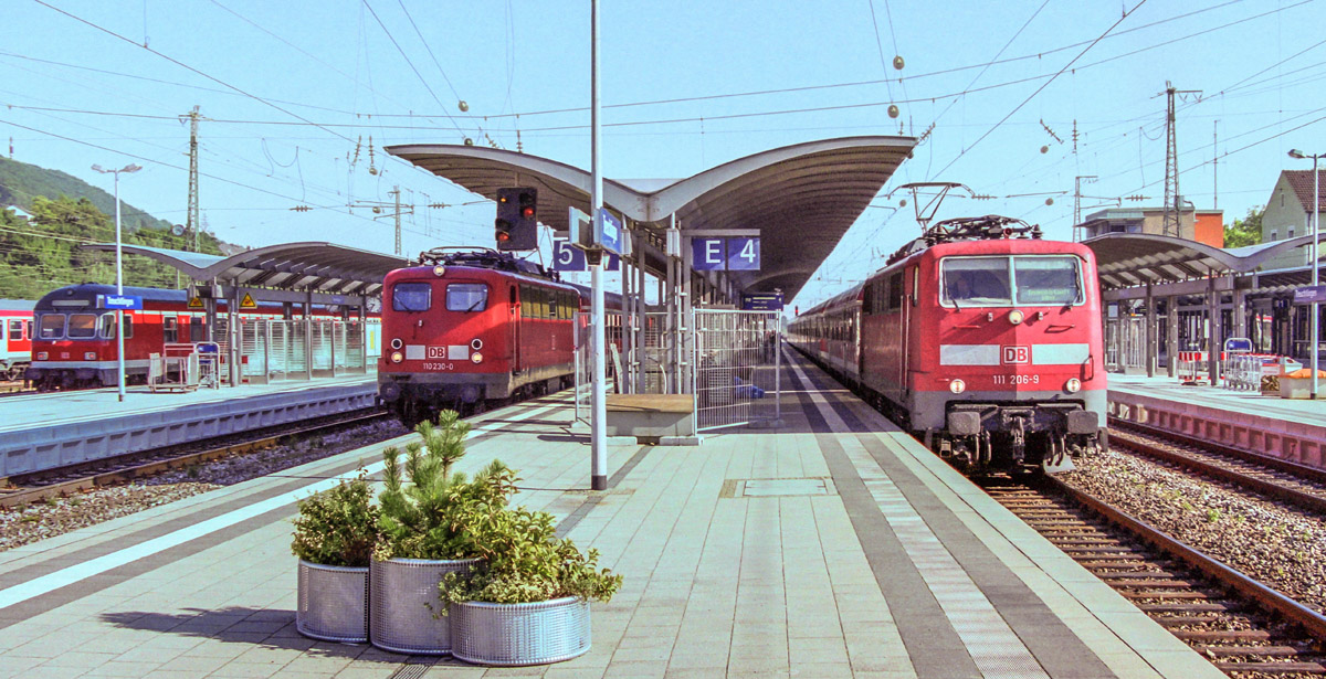 Blick nach Norden in Treuchtlingen am 30.8.05: 110 230 auf Gleis 5 war unterwegs nach Augsburg und 111 206 auf Gleis 4 steuerte Ingolstadt an.