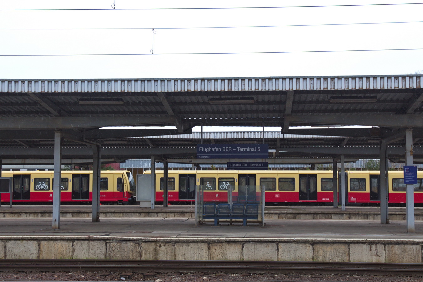 Blick über den Bahnhof Terminal 5 der bis zum 19. Oktober 2020 Bahnhof Berlin-Schönefeld Flughafen als Name hatte und im Dezember (10. Dezember 2023)  wieder umbenannt werden soll in „Schönefeld (bei Berlin)“ vorgesehen ist, womit dieser seinen früheren Namen haben wird.
