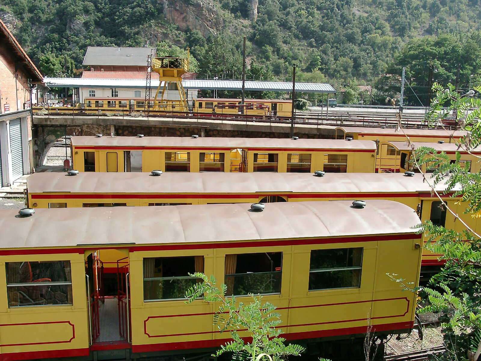 Blick über fünf Gleise des  Train jaune  im Depot Villefranche-de-Conflent mit Stromschienen-Fahrzeugen dieser 1.000-mm-Schmalspurlinie.