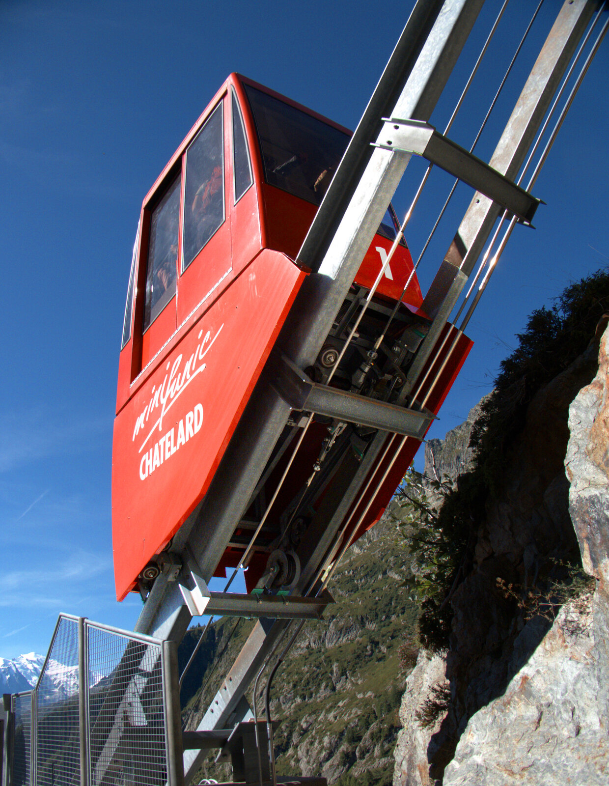 Blick unter die Standseilbahn minifunic beim Verlassen der Talstation Pied du Barrage. Lac d'Emosson, 25.8.2025