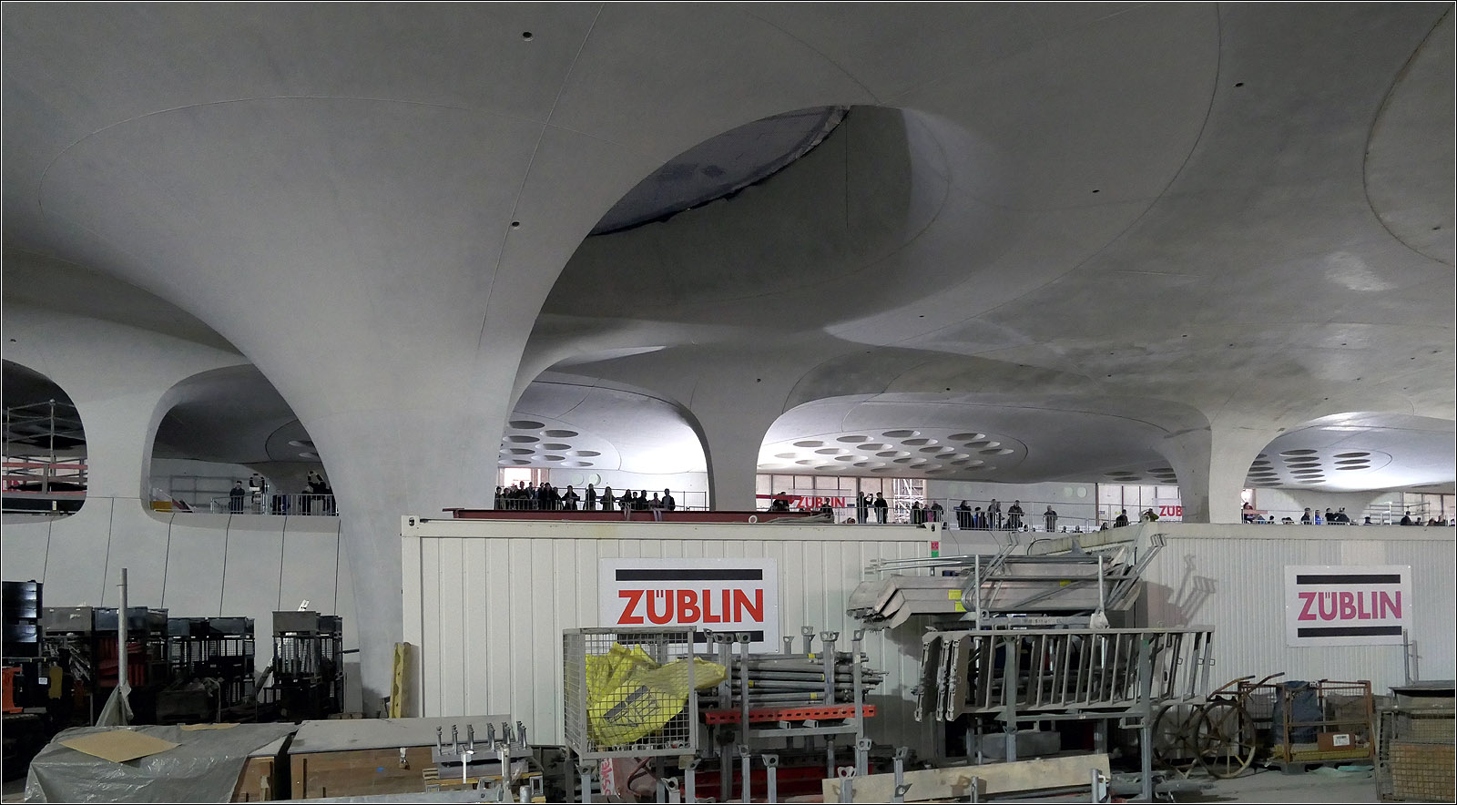 Blick zum zukünftige DB-Lounge Bereich - 

... von der neuen Stuttgarter Bahnsteighalle aus. Die abgerundete Öffnungen werden noch mit Glaswänden geschlossen.

Tage der offenen Baustelle, 30.03.2024 (M)