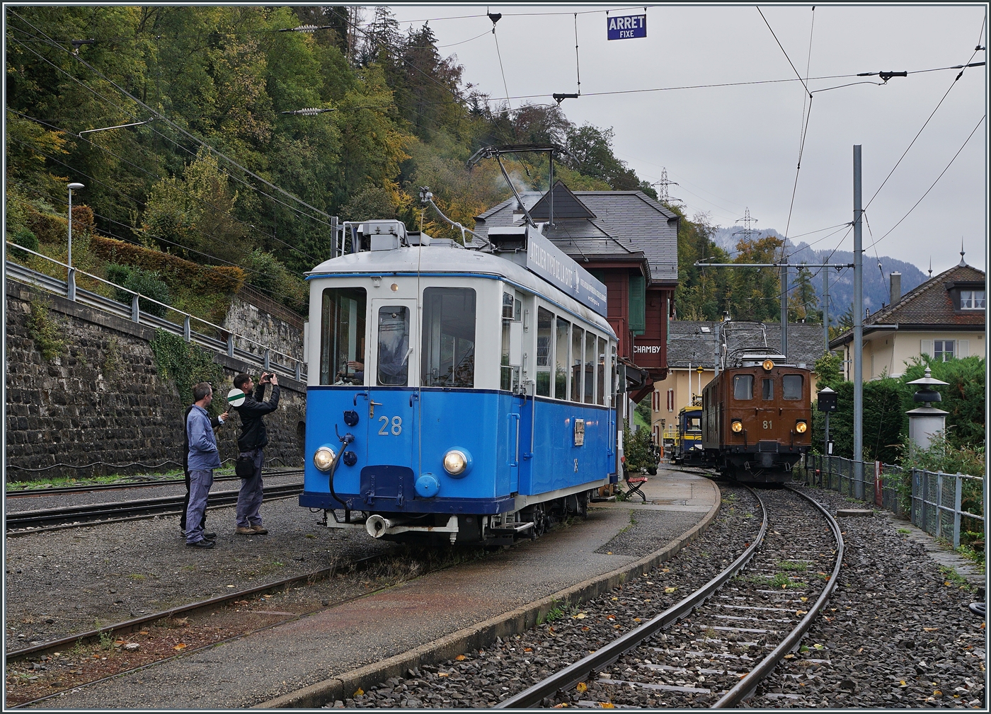 Blonay - Chamby - La Der 2026 - 60 apr�s les CEV (Saison Ende der Blonay Chamby Bahn, 60 Jahre nach dem Betriebsschluss der CEV). Dazu bot die Blonay Chamby Bahn was ganz besonders: In der Regel verkehren die BC Z�ge von Blonay nach Chaulin via Chamby. W�hrend des Halts (und Fahrtrichtungswechsel) in Chamby verl�sst ein weiter Zug Chaulin nach Blonay, in dem er bei der Bifurcation Chaulin die Fahrtrichtung wechselt und nach Blonay f�hrt, dann ist die Strecke f�r den in Chamby wartende Zug nach Chaulin frei. 
Am diesj�hrigen LA DER wurden jedoch etliche Z�ge Blonay - Chamby - Blonay gefahren, in Chamby bestand dann Anschluss nach Chaulin. Somit herrscht in Chamby an diesen beiden Tagen des LA DER richtig viel Betrieb, wie Lokwechsel, Anschluss Z�ge und Lokz�ge nach Chaulin.
Der TL Ce 2/3 28 verl�sst als Anschlusszug 10136E auf Gleis 32 Chamby, w�hrend die mit dem 8129E von Blonay angekommene Rhb Ge 4/4 81 in K�rze als Lokzug 81238E ebenfalls nach Chaulin fahren. 

24. Oktober 2026