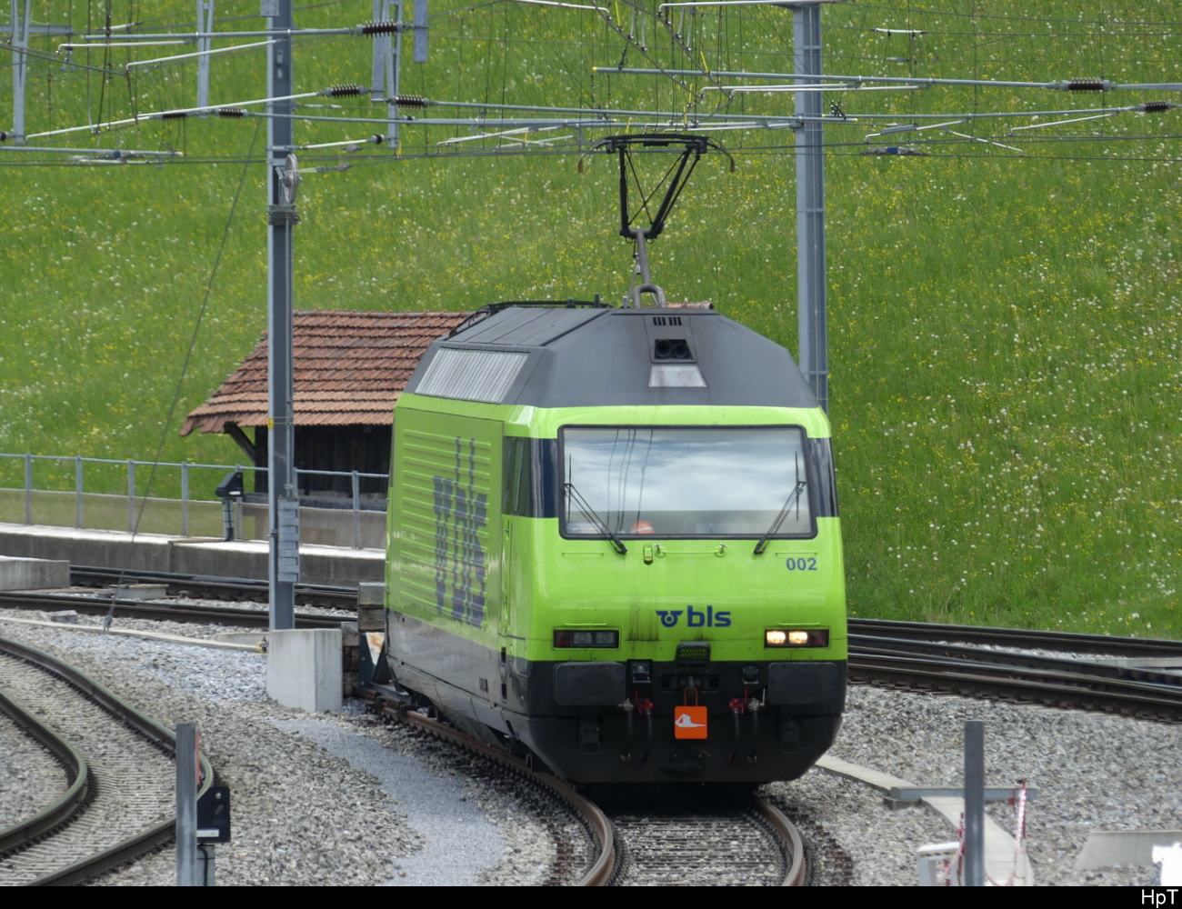 BLS - 465 002 Abgestellt im Bahnhofsareal in Zweisimmen am 27.05.2023