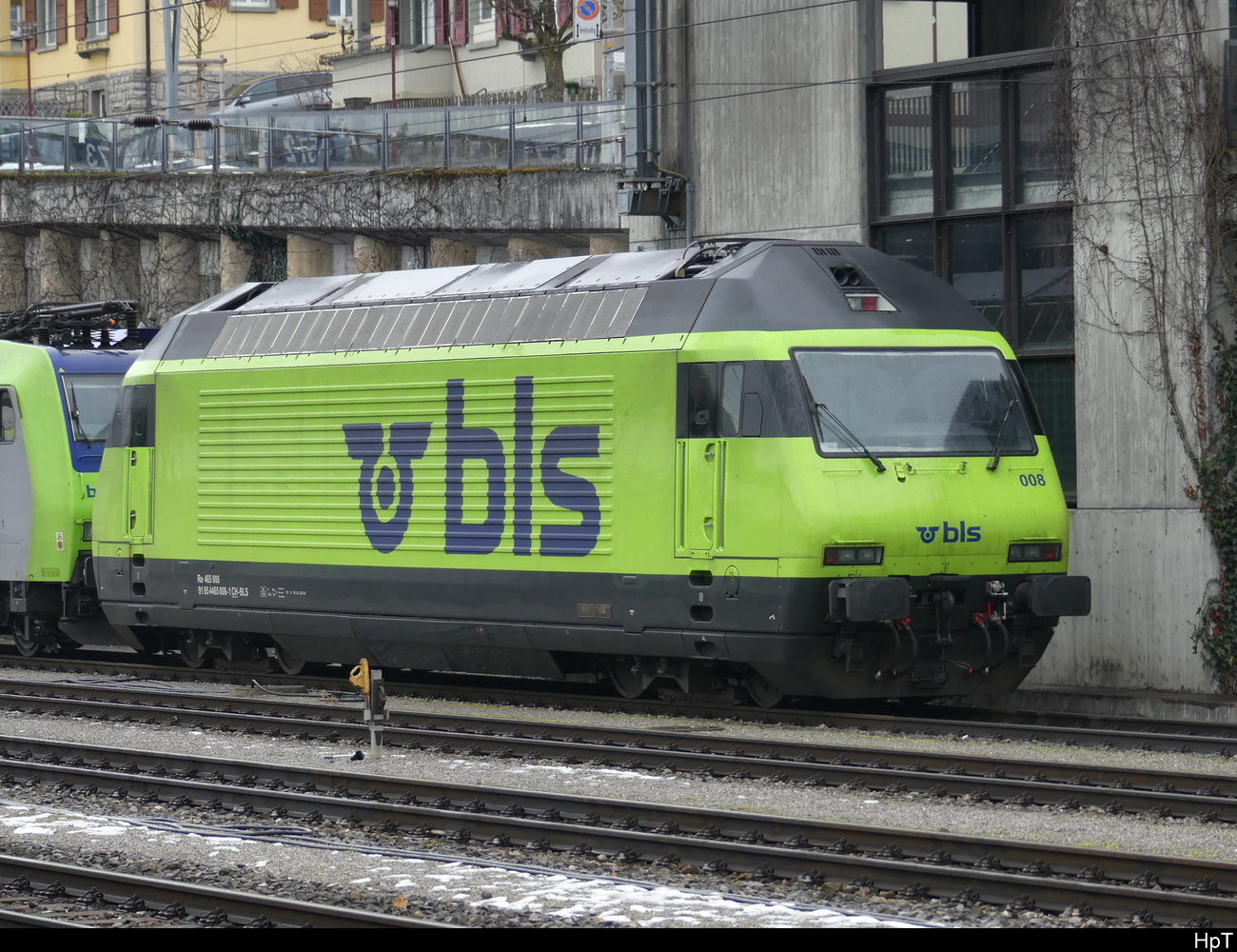 BLS - 465 008-1 im Bhf. Spiez am 04.02.2023