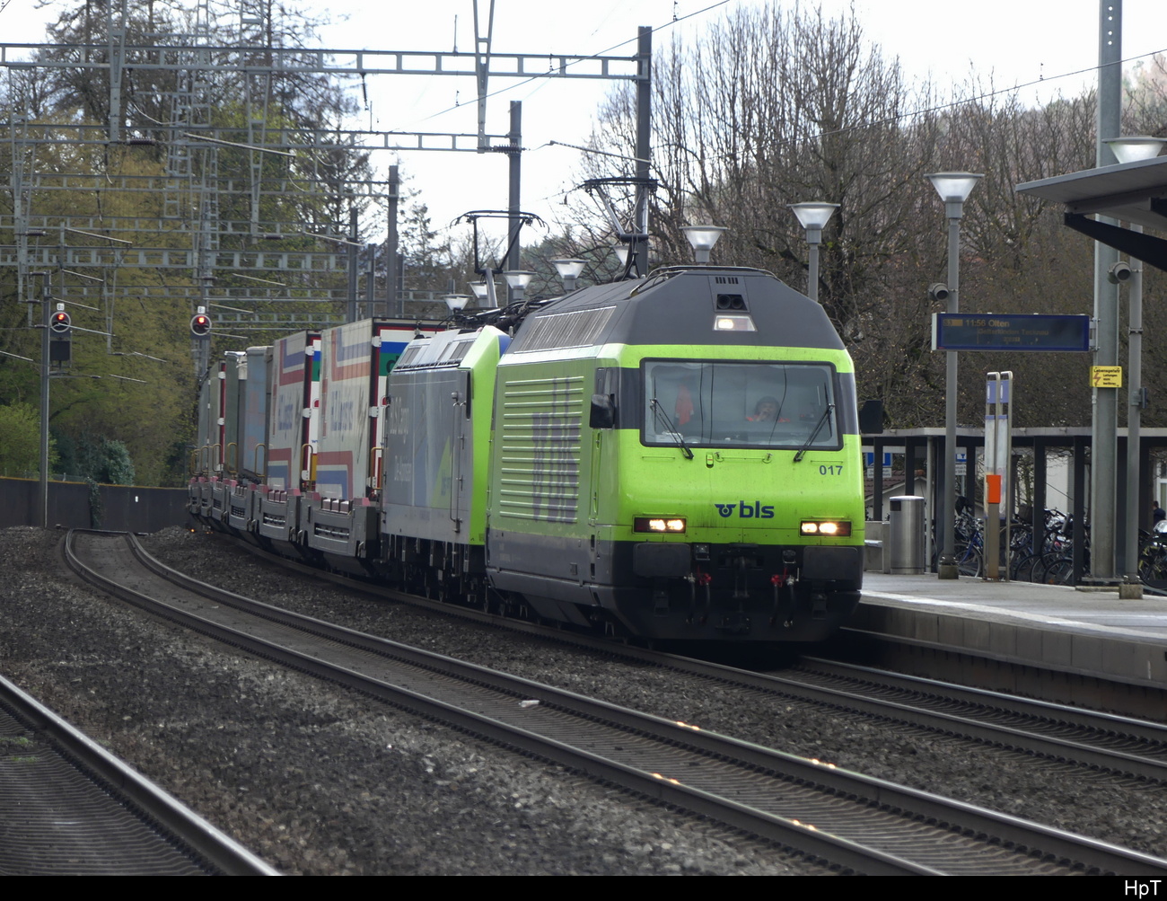 BLS - 465 017 + 485 005 vor Güterzug bei der durchfahrt im Bhf. Sissach am 02.04.2023
